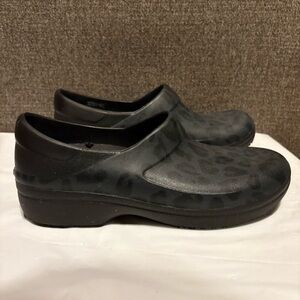Crocs Neria Pro II Clogs Dual Comfort Sz 10 Leopard Comfort Slip‎ Resistant Work